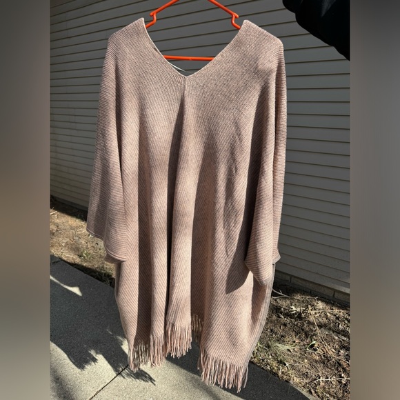 Womens poncho style sweater with pockets - Picture 2 of 5